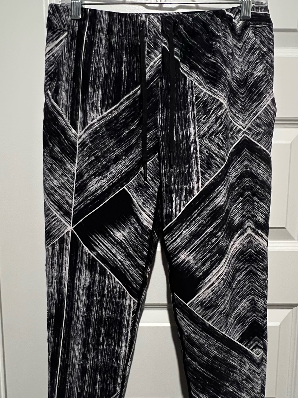 Lululemon Namaskar Black & White Geometric Print Leggings